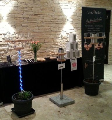 Vino-Theke mit Befestigung des Edelstahlstabes in Pflanztöpfen und Sonnenschirmständer